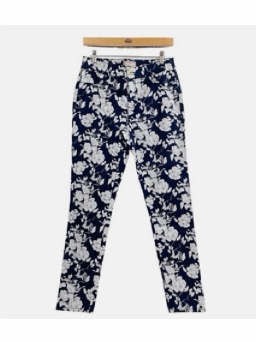 CHICO’ S - NAVY & WHITE FLORAL PANTS 👖